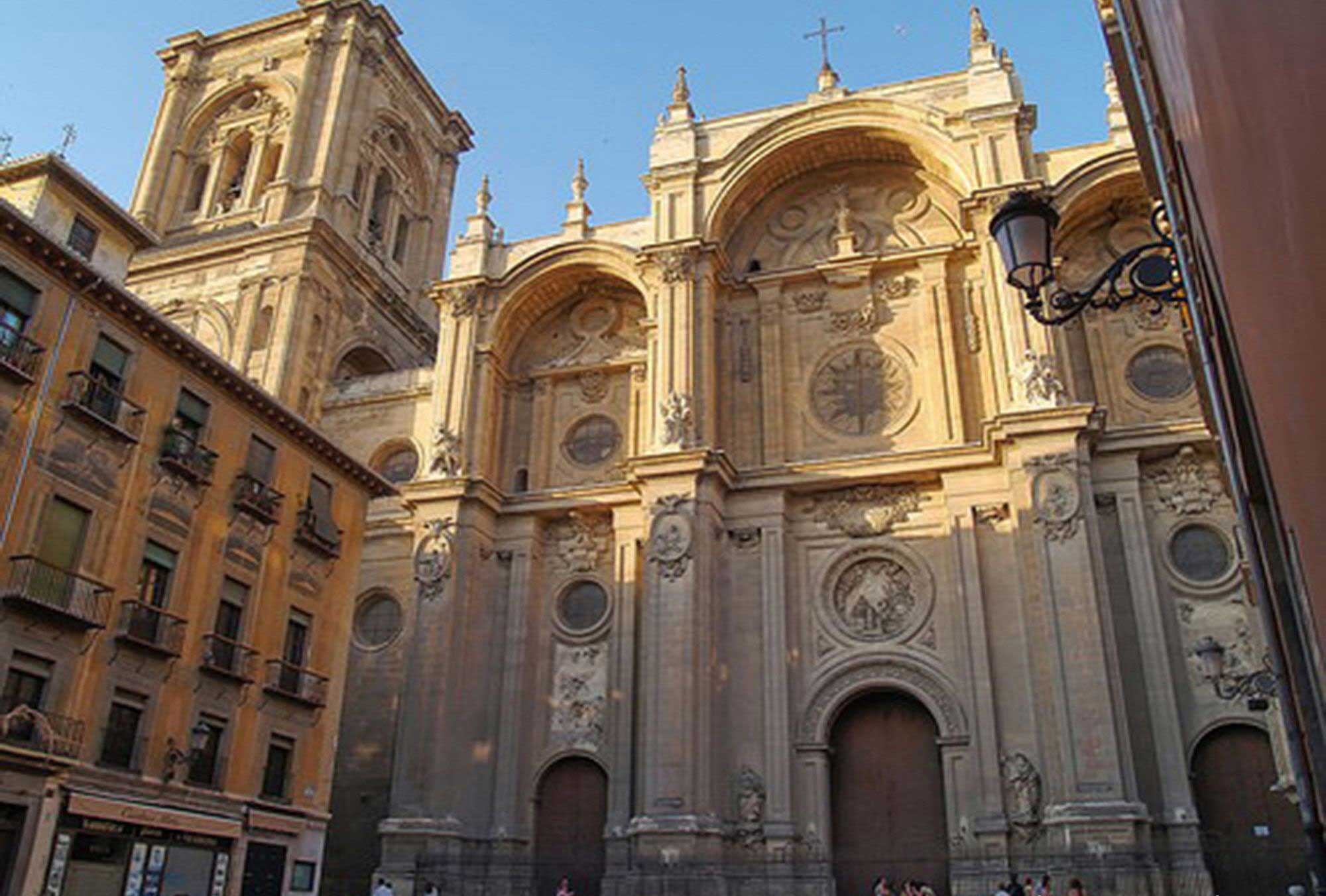 book visits visit guided tour to the Cathedral Royal Chapel and Alcaicería of Granada historical center and old town
